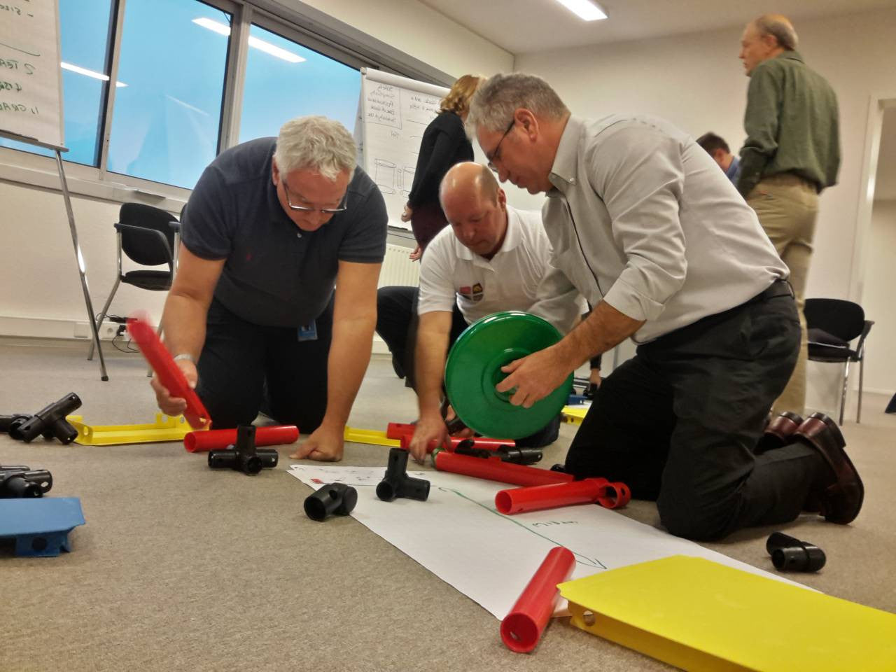 Mta Team Kit Men kneeling and building